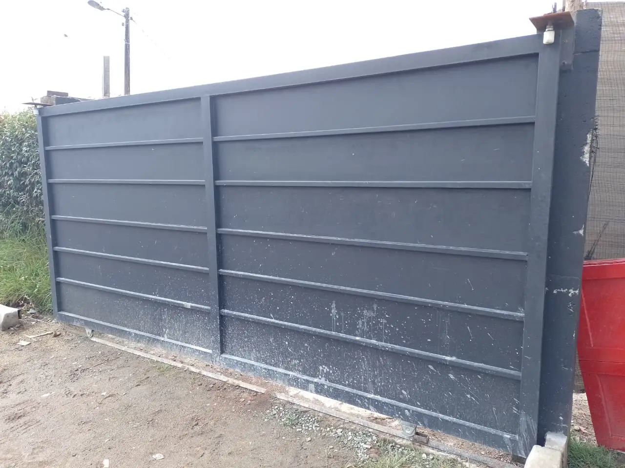 Wide metal gate